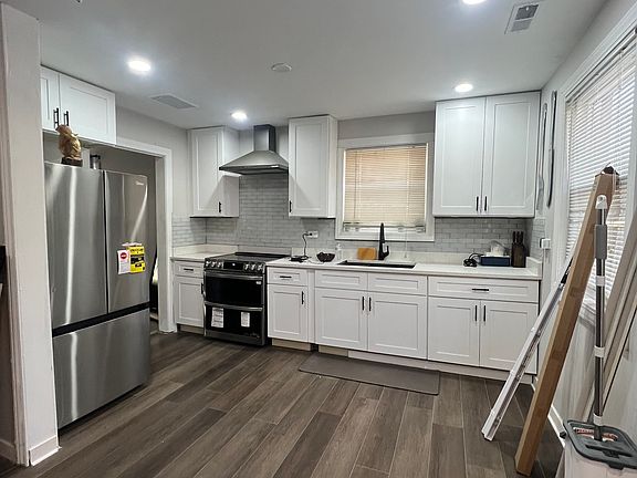 4th image of 8245 Hamlin Ave #1