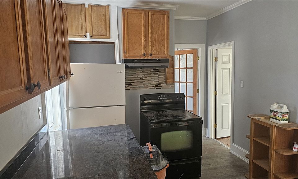 2nd image of 28 Bay St #Basement