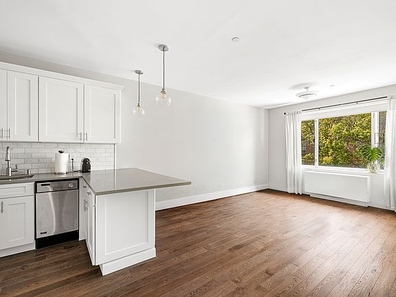 3rd image of 30-85 Vernon Blvd #3B
