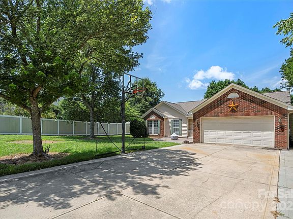 3rd image of 4507 Mackinac St