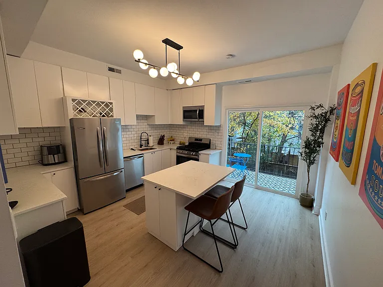 208 9th St NE — Photo 3