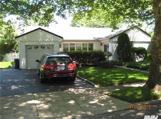 209 Tottenham Rd, Lynbrook, NY 11563