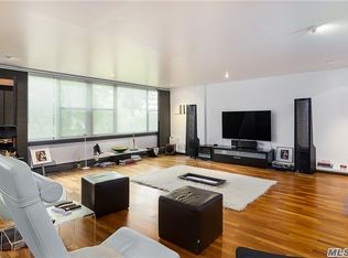 915 166th St, Beechhurst, NY 11357