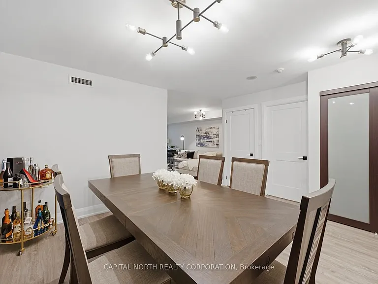 270 Wellington St W #412 — Photo 11