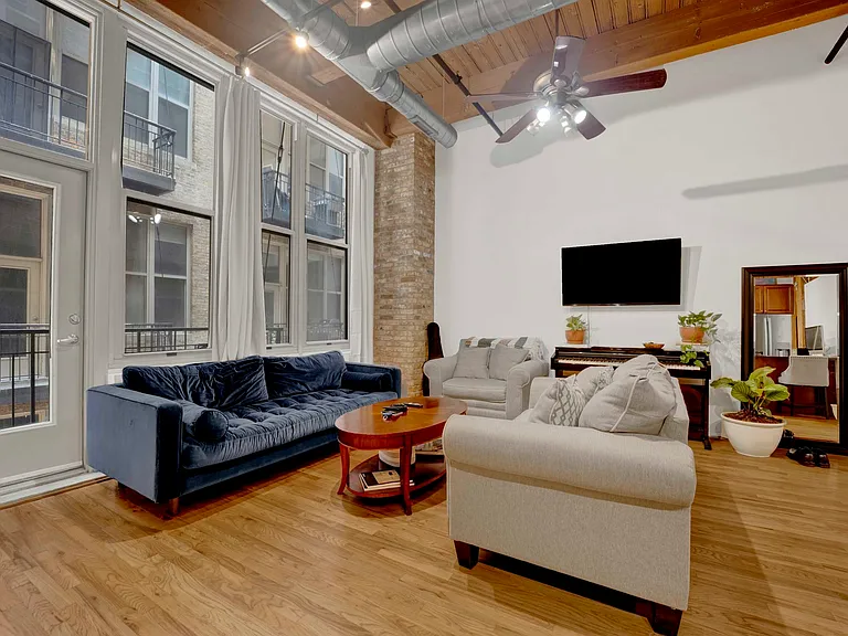 1500 W Monroe St #210 — Photo 3