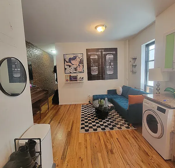 319 E 9th St #6 — Photo 1