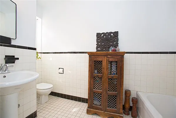 Sold by Qwest Residential Downtown LLC | media 15