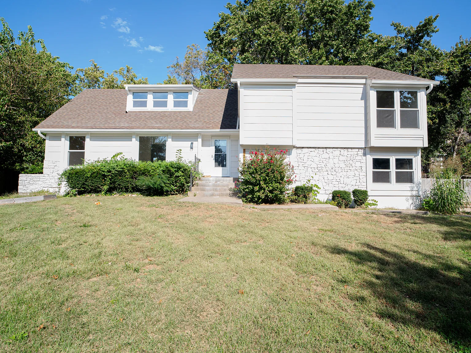 5 bed, 2076 sqft, $2,950 — Photo 1