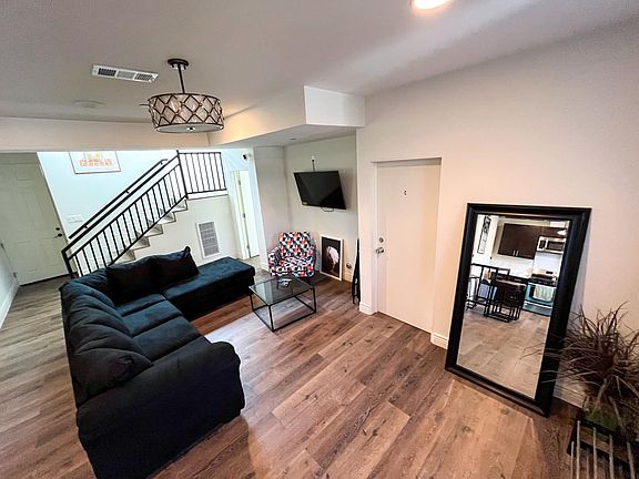 5th image of 2618 S Manhattan Pl