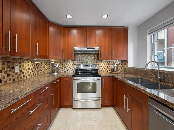 12 Laguna Ct Unit 302, New Westminster, BC V3M 6W4