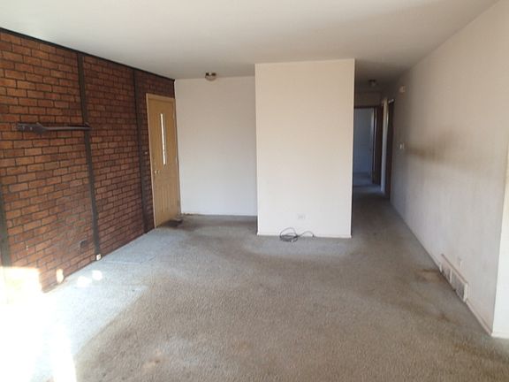 4th image of 634 Nelson Ln