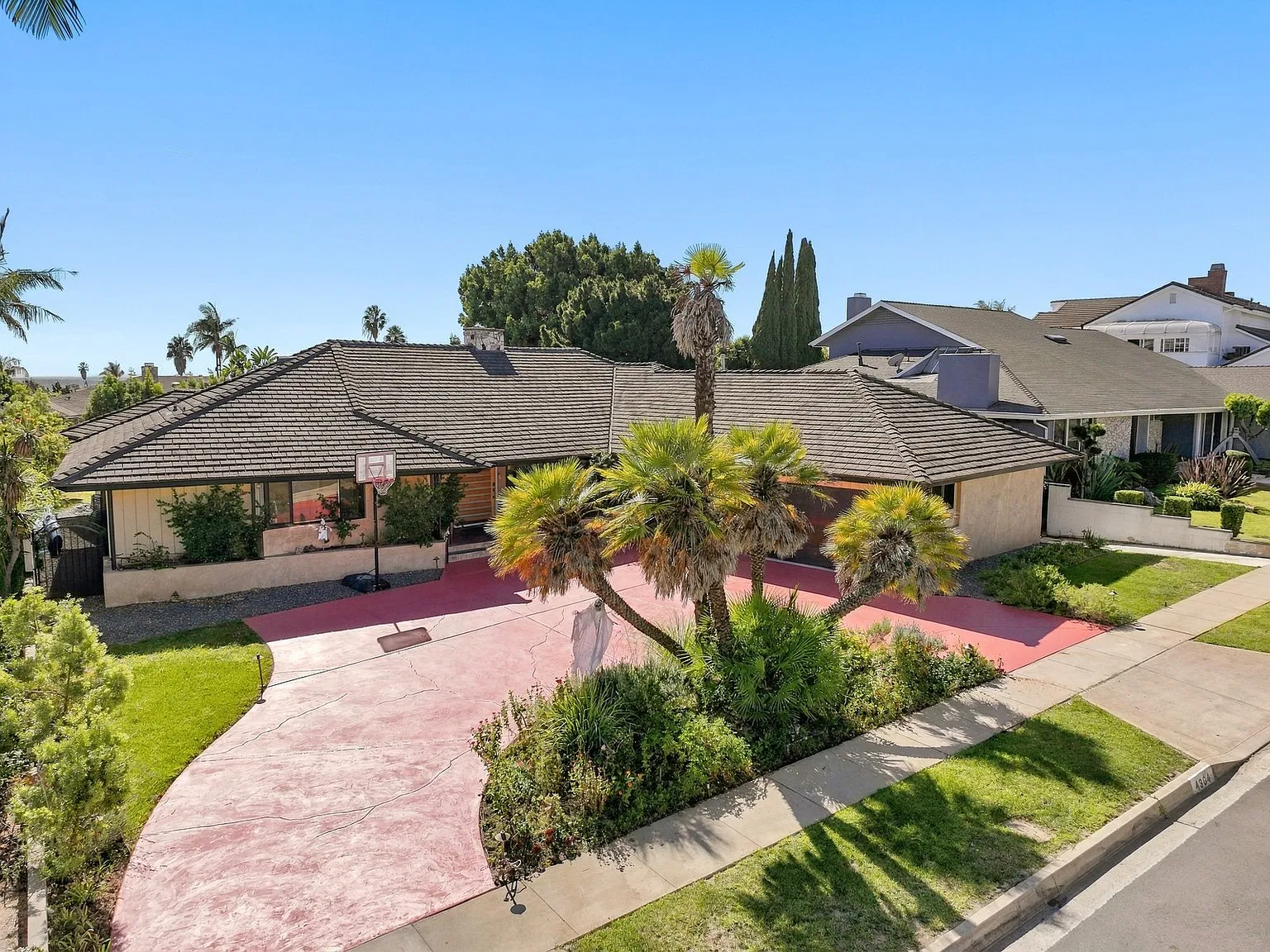 4 bed, 4.5 bath, 3202 sqft, $12,000 — Photo 4