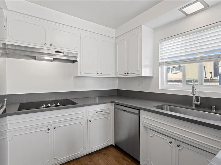 1621 Veteran Ave — Photo 8