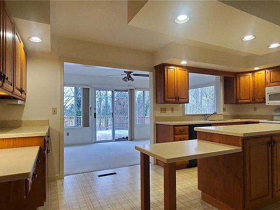 3rd image of 3294 Georgian Ct