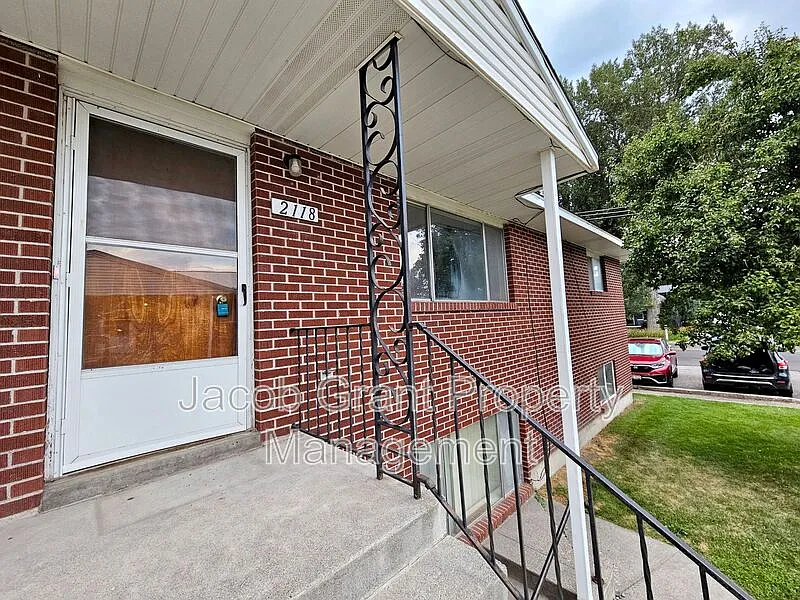 2 bed, 1.0 bath, 1040 sqft, $920 — Photo 2