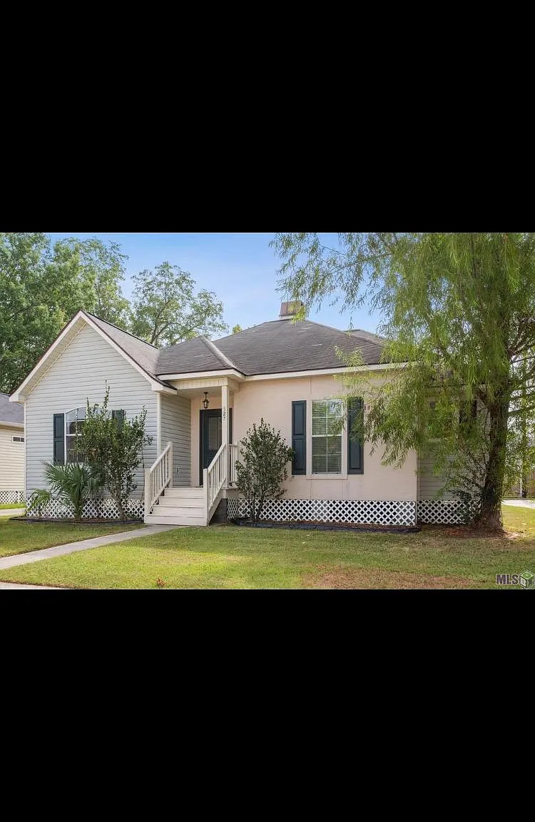 327 Greenhaven Dr — Photo 1