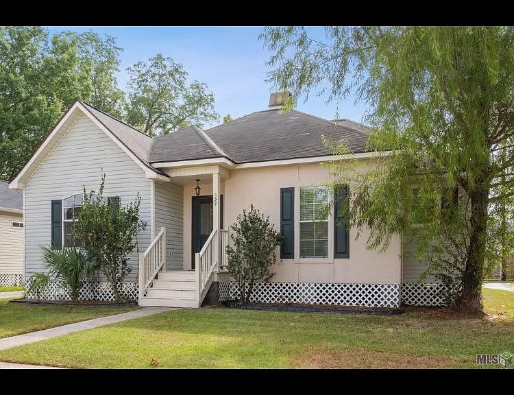 327 Greenhaven Dr — Photo 1