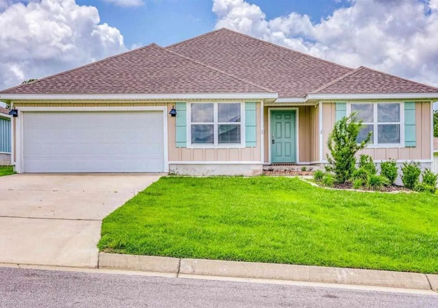 5-Bedroom/3-Bath Home with Open Floor Plan & Community Pool — Photo 1