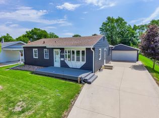 2118 Valley Park Dr, Cedar Falls, IA 50613