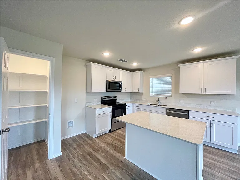 481 Grenada Lake Dr — Photo 5