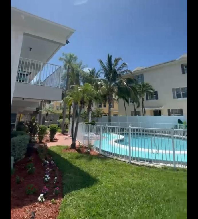 1001 S Riverside Dr #10-203, photo 9