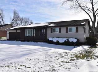 2515 N Long Lake Rd, Fenton, MI 48430