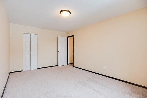 4th image of 208 Hoyt Ave W #H