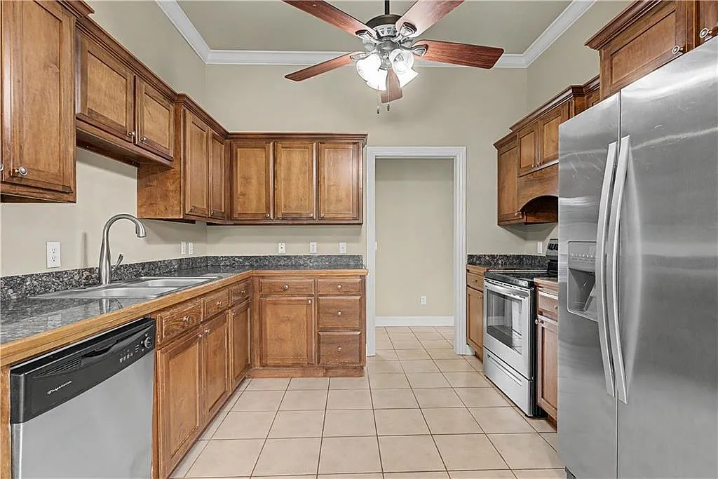 198 Alexandra Loop - 1 — Photo 2