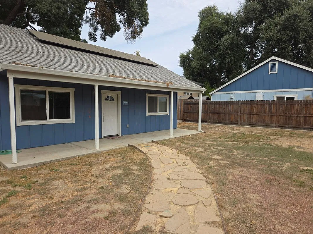 2 bed, 1.0 bath, 749 sqft, $2,175 — Photo 2