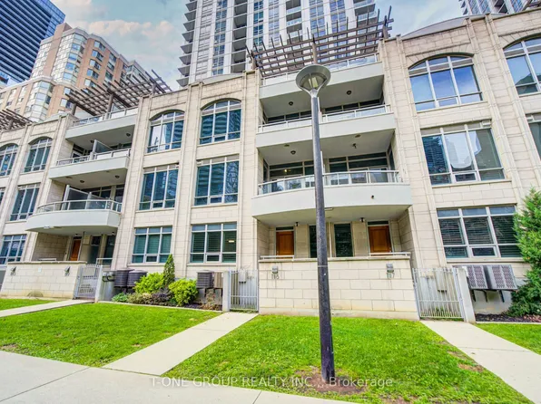 761 Bay St #Townhouse 8, Toronto, ON M5G 2R2