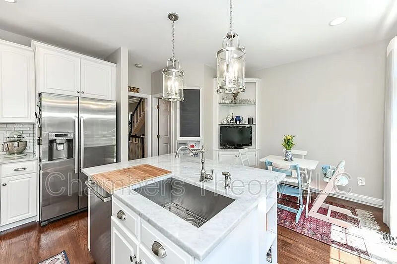 3 bed, 5.0 bath, 2100 sqft, $5,700 — Photo 4