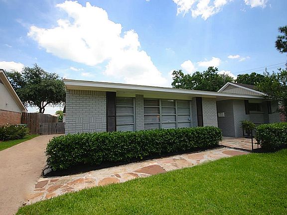 Beautiful, renovated 3 bedrooon ranch style home. On a quiet tree lined street near Med Center, Gall