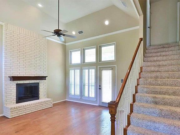 2nd image of 3965 Bay Hill Dr