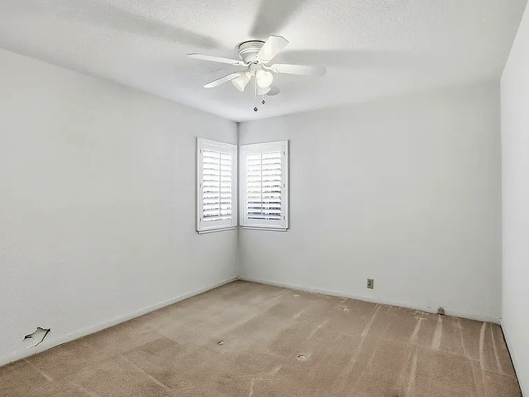 559 Cherry Way — Photo 2