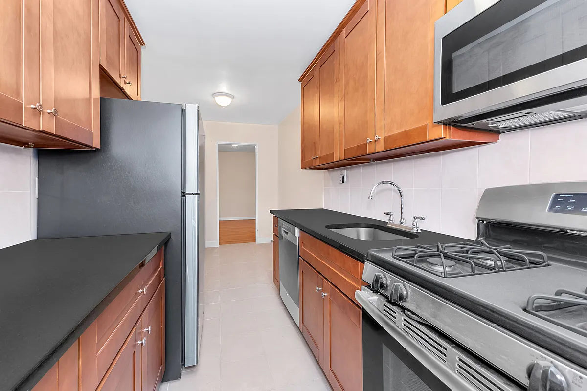 140-21 Burden Crescent — Photo 1