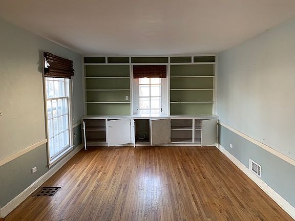 3rd image of 221 N Prairie Ave