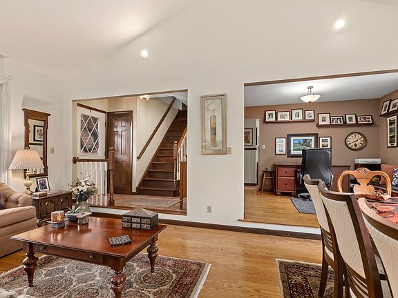 4th image of 328 E Tratebas Rd