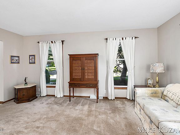 4th image of 1041 Walwood Dr NE