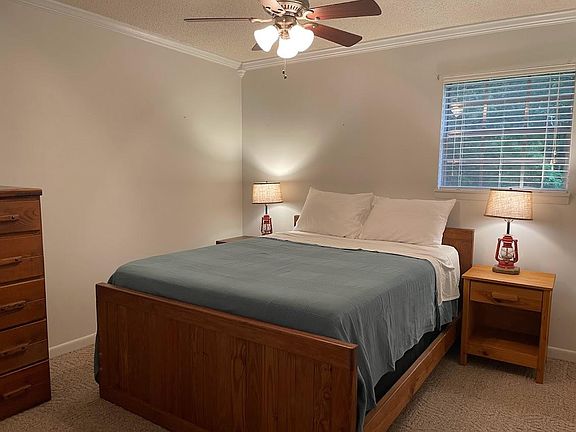 Bedroom with 1 Queen bed.