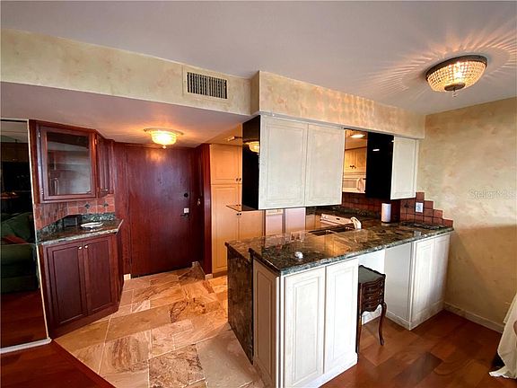 5th image of 4015 Bayshore Blvd APT 6E