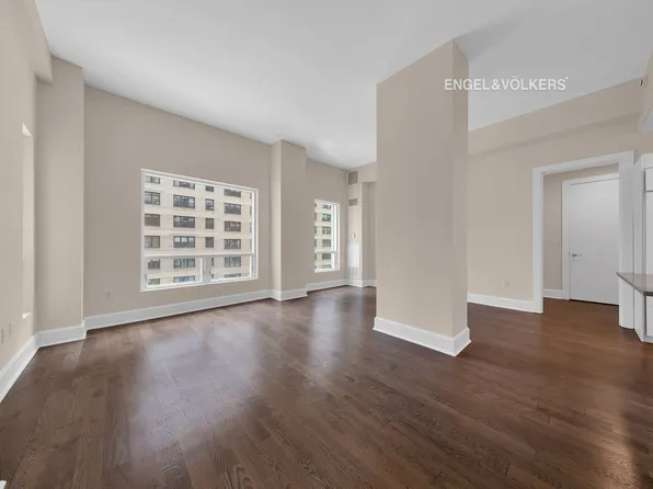 250 East 49th Street 3E image 1 of 15
