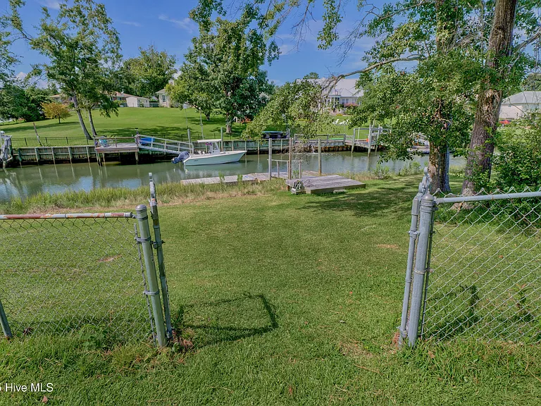 665 Hughes Rd — Photo 14