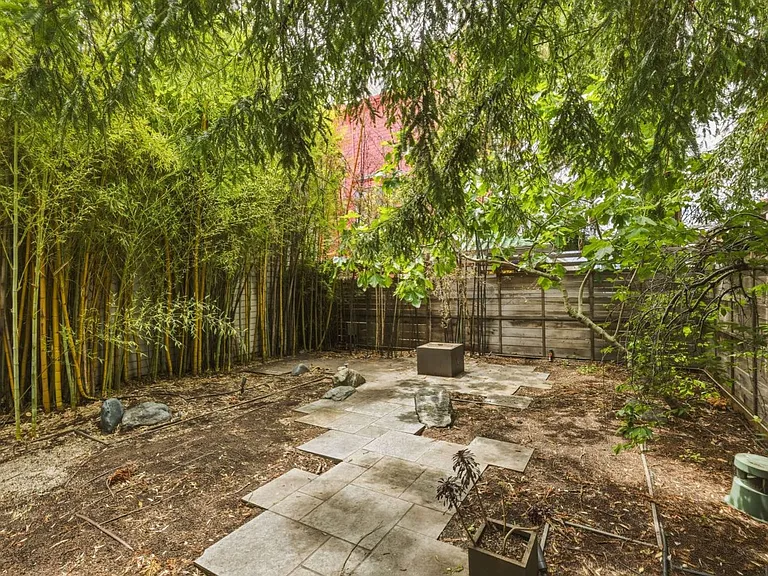1076 S Van Ness Ave — Photo 15