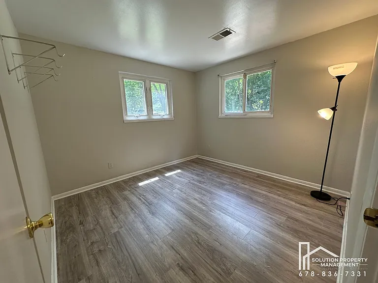 1323 Hilton Dr — Photo 9