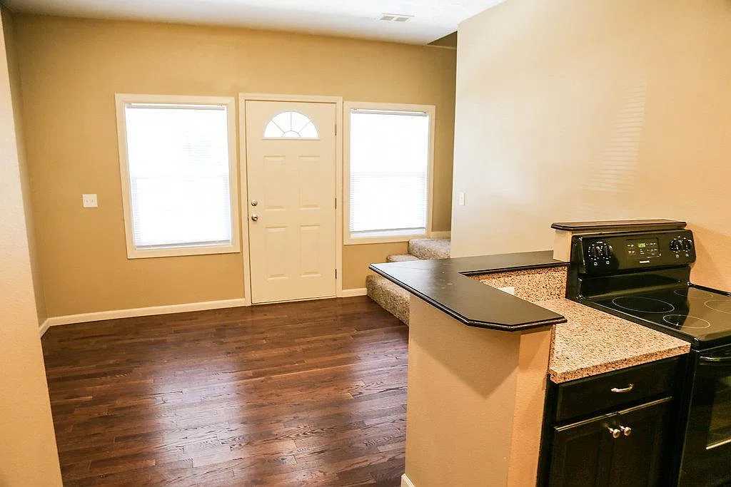 2 bed, 1200 sqft, $970 — Photo 3