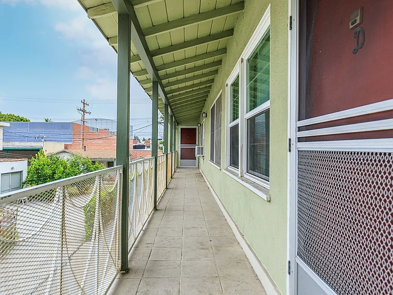 650 W Wilson Ave — Photo 8