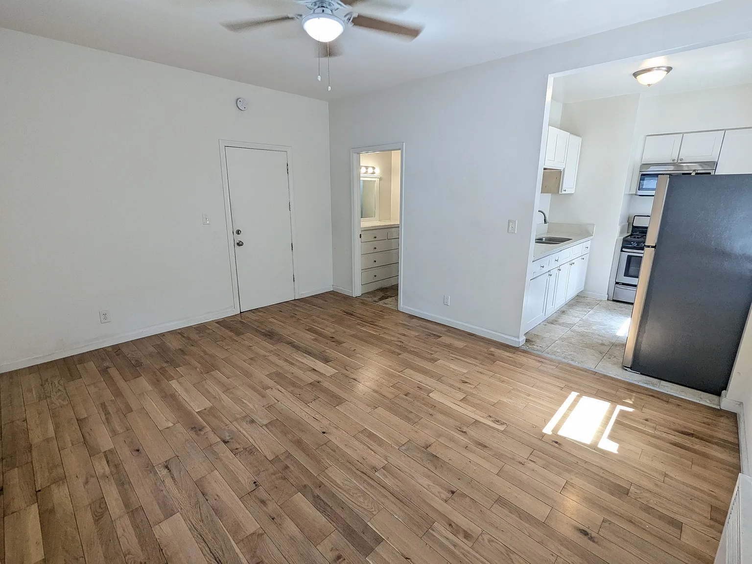 Studio, 425 sqft, $1,395 — Photo 3