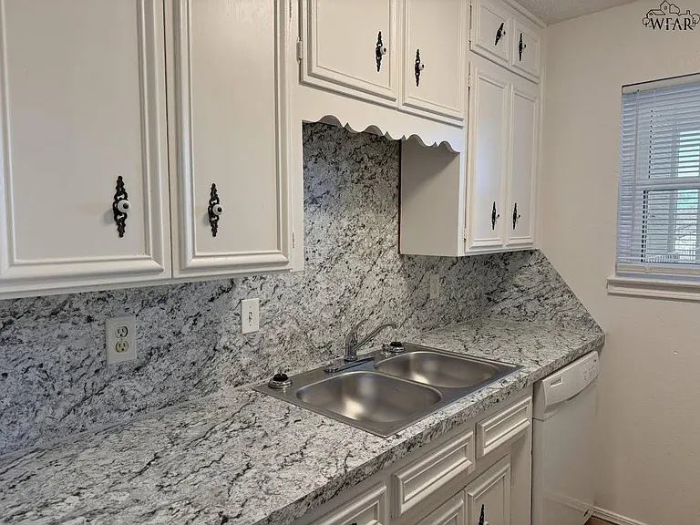 1611 Bell St — Photo 7
