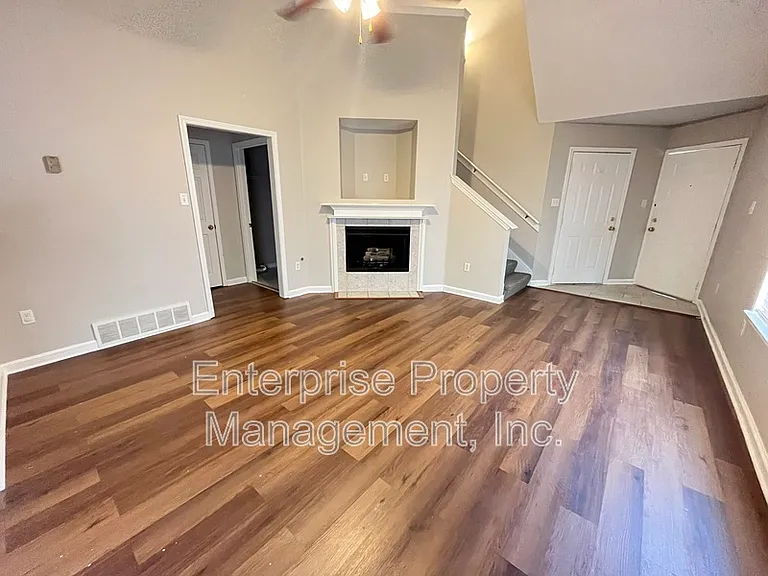 1513 Estacada Way — Photo 2