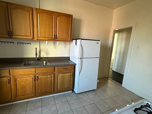 3rd image of 463 E 23rd St #3F